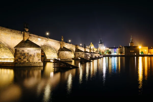 A Ponte Vltava e Charles à noite, em Praga, República Checa — Fotografia de Stock