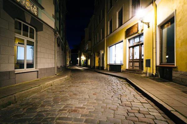 Una calle empedrada por la noche, en Tallin, Estonia . —  Fotos de Stock
