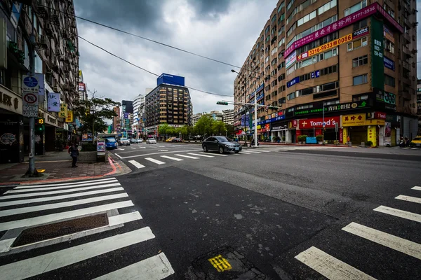 Intersection and buildings near Zhongxiao Dunhua, in Taipei, Tai — Stock Photo, Image