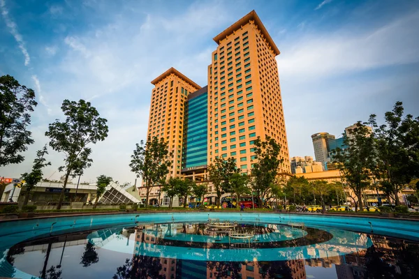 Piscina e edifício moderno em Banqiao, na cidade de Nova Taipei, Taiwan . — Fotografia de Stock