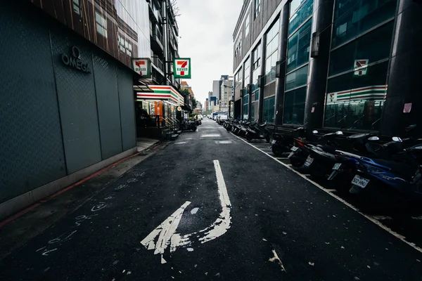 Uma rua estreita perto de Zhongxiao Fuxing, em Taipei, Taiwan . — Fotografia de Stock