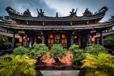 Çalılıkların dışında Dalongdong Baoan Tapınağı, Taipei, Tayvan.