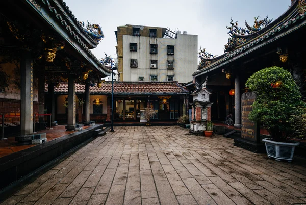 Dalongdong Baoan templet, i Taipei, Taiwan. — Stockfoto