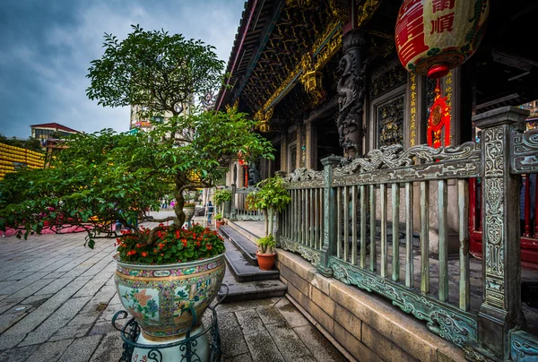 Árvore e o exterior do Templo Longshan, em Taipei, Taiwan . — Fotografia de Stock