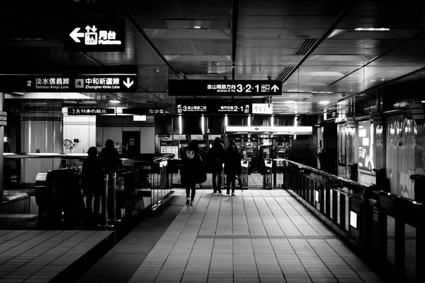 Interno della stazione di Dongmen, a Taipei, Taiwan . — Foto Stock