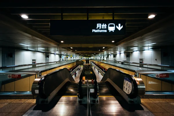 Eskalator di dalam Stasiun Rumah Sakit NTU, di Taipei, Taiwan . — Stok Foto