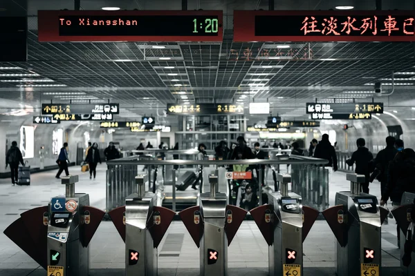 Entrada para uma estação MRT, em Taipei, Taiwan . — Fotografia de Stock