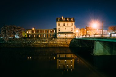Köprü ve Codorus Creek York gece boyunca binalar, 