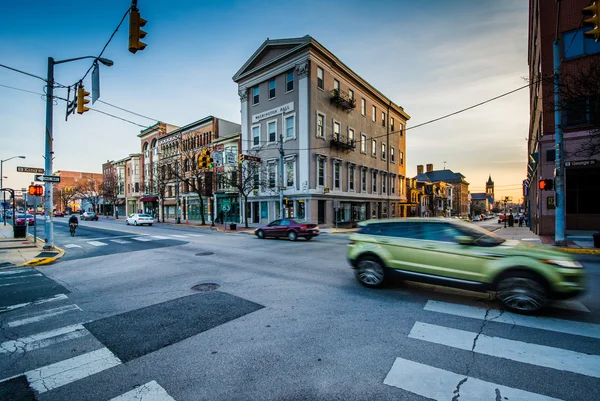 Snijpunt van George en King Street bij zonsondergang, in York, Penns — Stockfoto