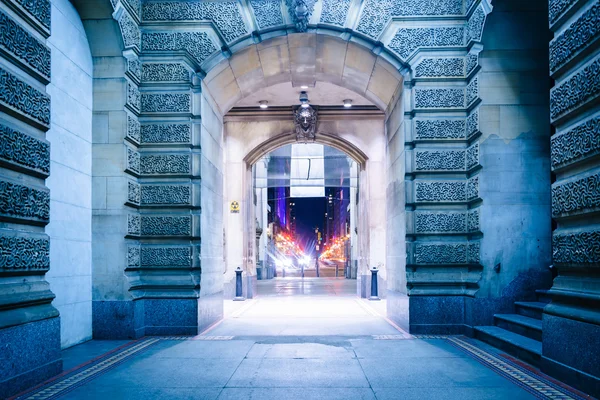 Loopbrug op het stadhuis in de nacht, in Philadelphia (Pennsylvania). — Stockfoto