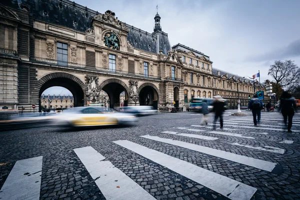 Traffic moving past the Porte Des Lions, in Paris, France. — Stock Photo, Image