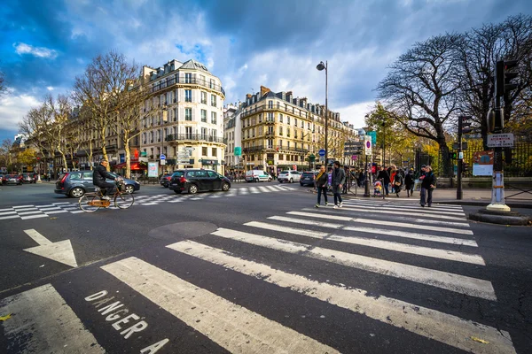 The intersection of Boulevard Saint-Germain and Boulevard Saint- — Stock Photo, Image
