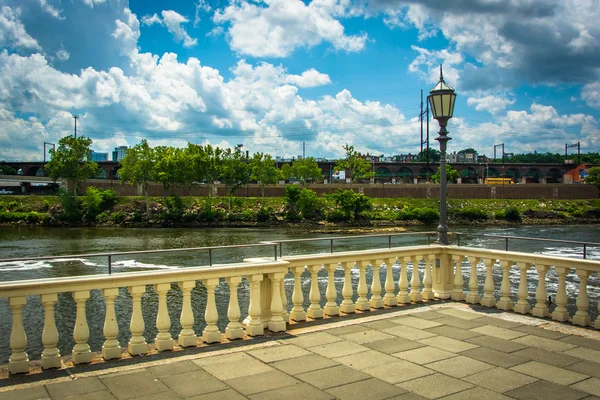 The Schuylkill River and Fairmont Water Works, in Philadelphia, — Stock Photo, Image