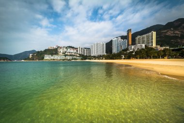 Gökdelenler ve Repulse Bay, Hong Kong, Hong Kong kumsalda.