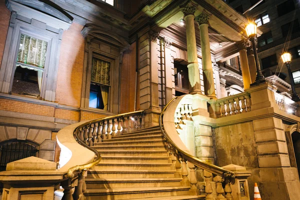 Stairs of a historic building on Broad Street at night, in Phila — Stock Photo, Image