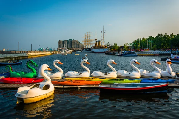 Barcos en Penn 's Landing, Filadelfia, Pensilvania . — Foto de Stock