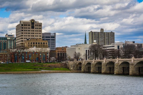 De Susquehanna-rivier en de gebouwen in het centrum, in Harrisburg, — Stockfoto