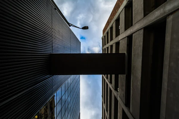 Zvýšenými chodníku mezi budovami v Pennsylvanii. — Stock fotografie