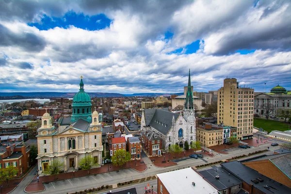 Weergave van kerken en gebouwen op State Street, in Harrisburg, P — Stockfoto