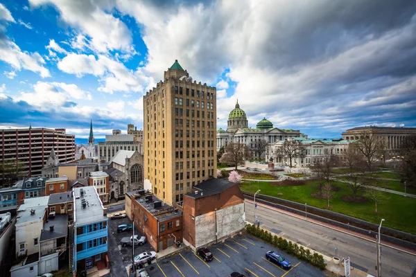 View of buildings and the Pennsylvania State Capitol Complex in — Stock Photo, Image