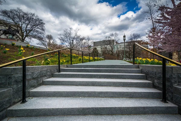 Giardini lungo una passerella della Pennsylvania State Capitol Comple — Foto Stock