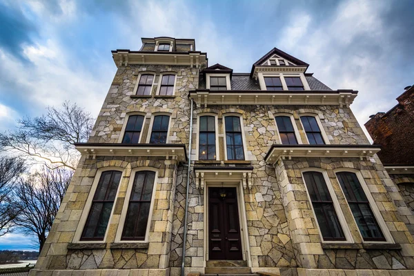 Beautiful stone house on Front Street, in downtown Harrisburg, P — Stock Photo, Image