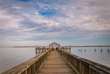 Fishing pier on the Potomac River in Leesylvania State Park, Vir clipart