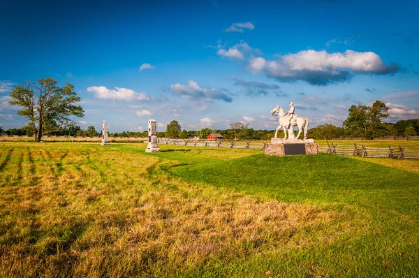 Statue und ein Feld in gettysburg, pennsylvania. — Stockfoto