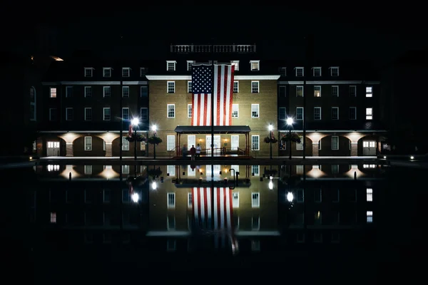 Amerikaanse vlag op de voorkant van het stadhuis, in Alexandria, Virginia — Stockfoto