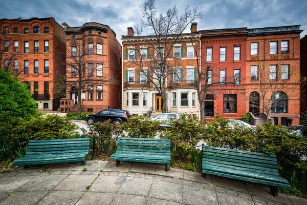 Park Avenue medyan Park ve Bolton Hill evlerde satır banklar