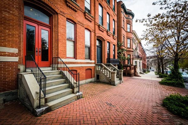 Brick sidewalk and row houses in Bolton Hill, Baltimore, Marylan — Stock Photo, Image