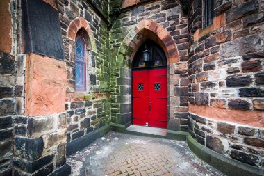 Eski bir taş kilise Bolton Hill, Baltimore, Maryl kırmızı kapıyı