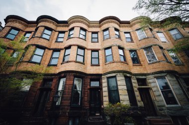 Satır evleri Mount Royal Caddesi üzerinde Baltimore, Maryland.