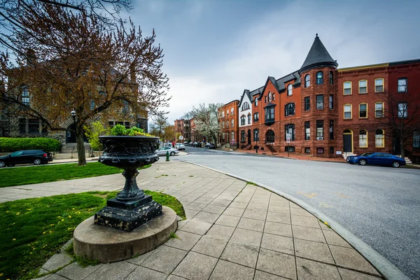 Πάρκο διάμεσος Park Avenue και rowhouses στο Μπόλτον Hill, Βαλτιμόρη, — Φωτογραφία Αρχείου