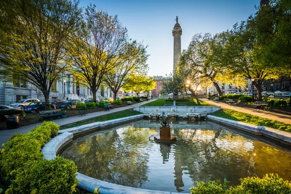 Fontein en het washington monument in mount vernon, baltimore, — Stockfoto