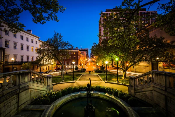 Park and view of Charles Street at night, in Mount Vernon, Balti — Stock Photo, Image
