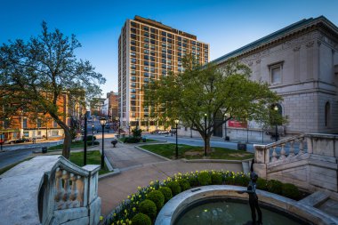 Park ve Mount Vernon, Baltimore, Maryland binaların görünümü.