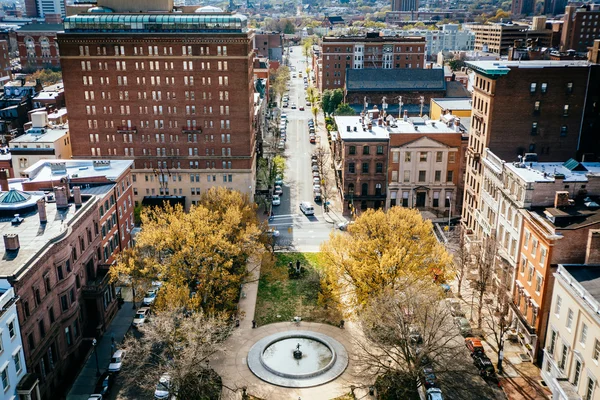 Vista de un parque y Monument Street, en Mount Vernon, Baltimore , —  Fotos de Stock