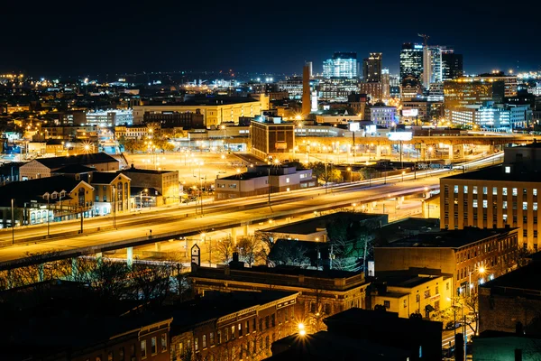 View of the Jones Falls Expressway and buildings at night, from — Stock Photo, Image