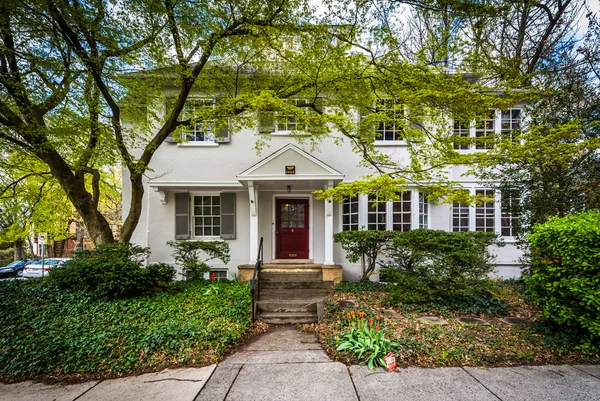 Casa y árboles en Toscana - Canterbury, Baltimore, Maryland . — Foto de Stock