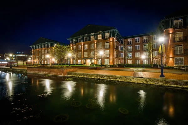 Condomini lungo Carroll Creek di notte, a Frederick , — Foto Stock