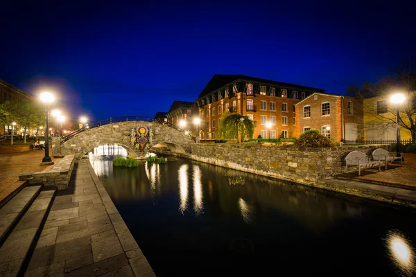 Bridge over Carroll Creek at night, at Carroll Creek Linear Park — Stock Photo, Image