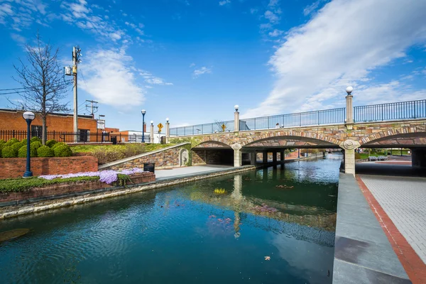 Bron vid Carroll Creek linjär Park, i Frederick, Maryland. — Stockfoto