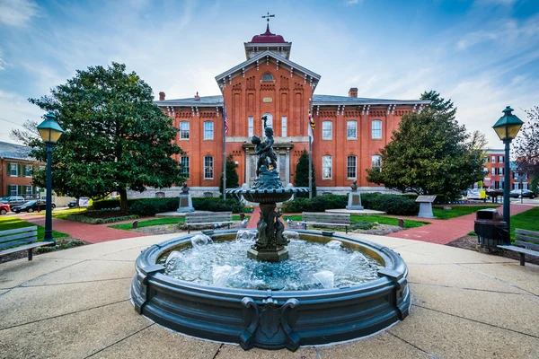 Fontän framför stadshuset, i Frederick, Maryland. — Stockfoto