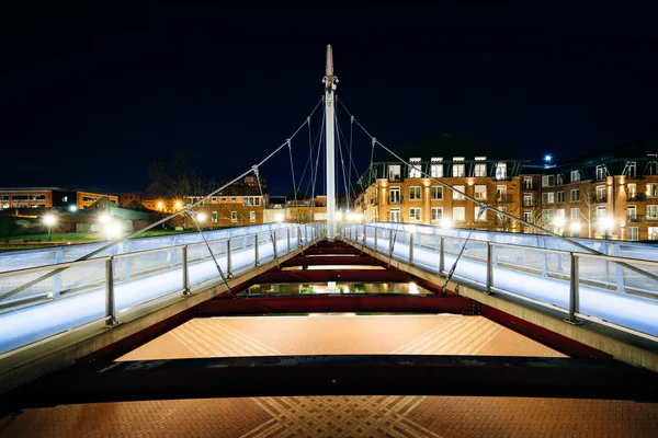 Modern bridge over Carroll Creek at night, at Carroll Creek Line — Stock Photo, Image