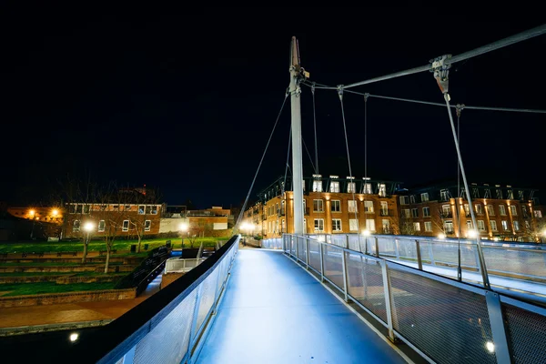 夜、キャロル ・ クリーク ラインでキャロル ・ クリークの近代的な橋 — ストック写真