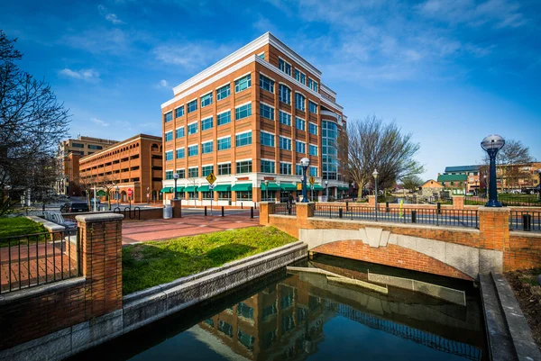 Modern gebouw en brug over Carroll Creek, in het centrum van Frede — Stockfoto