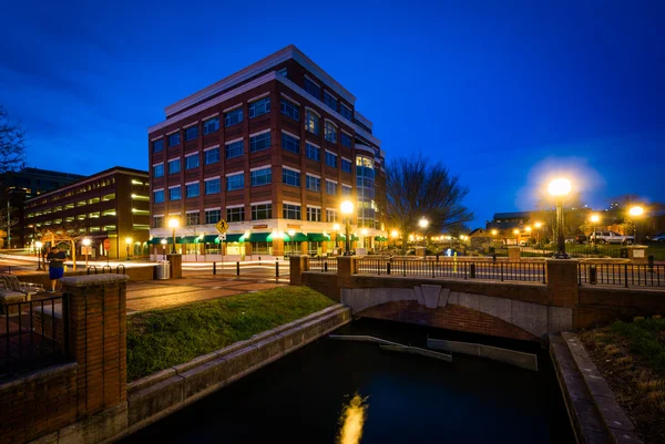 Edifício moderno e ponte sobre Carroll Creek à noite, no Carro — Fotografia de Stock