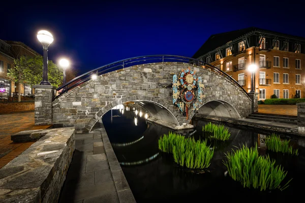 Brug over Carroll Creek nachts in Carroll Creek lineaire Park — Stockfoto