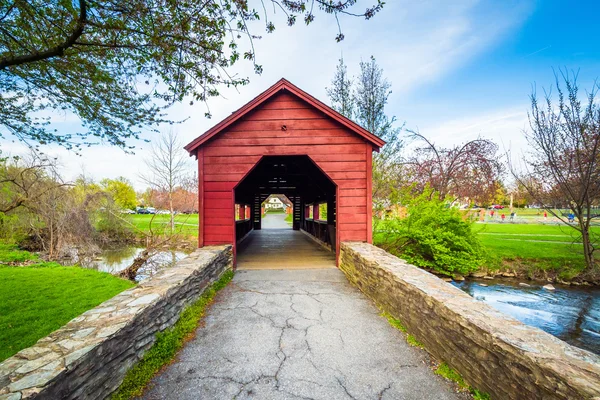 Täckta bron på Baker Park, i Frederick, Maryland. — Stockfoto